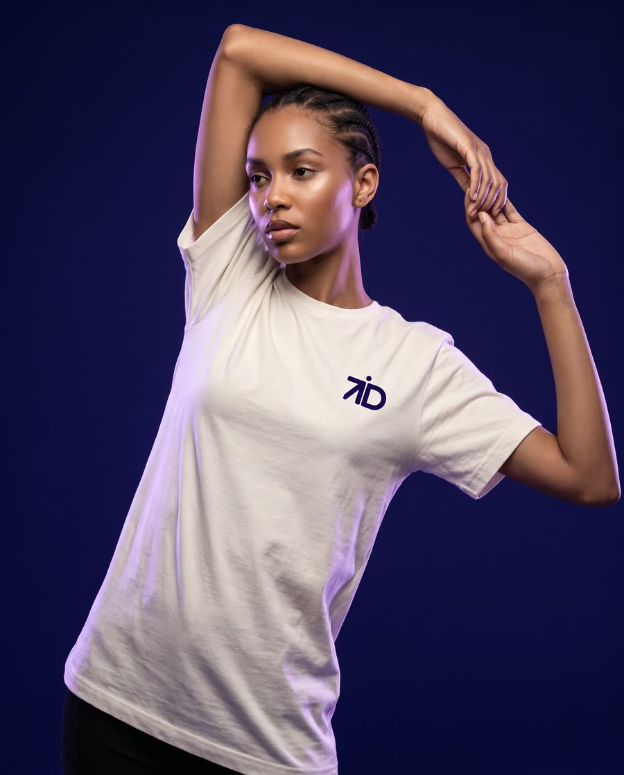 T-shirt branca com o símbolo ao peito